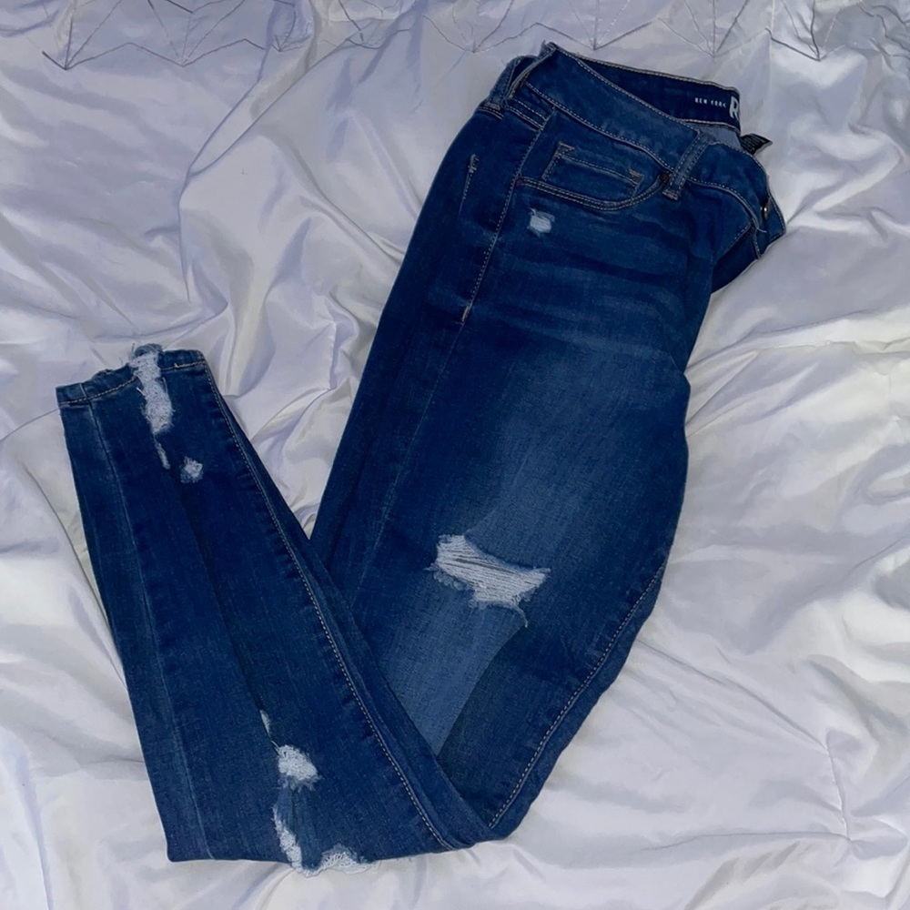Size 9 for juniors. They are high rise and skinny leg. Price is negotiable.